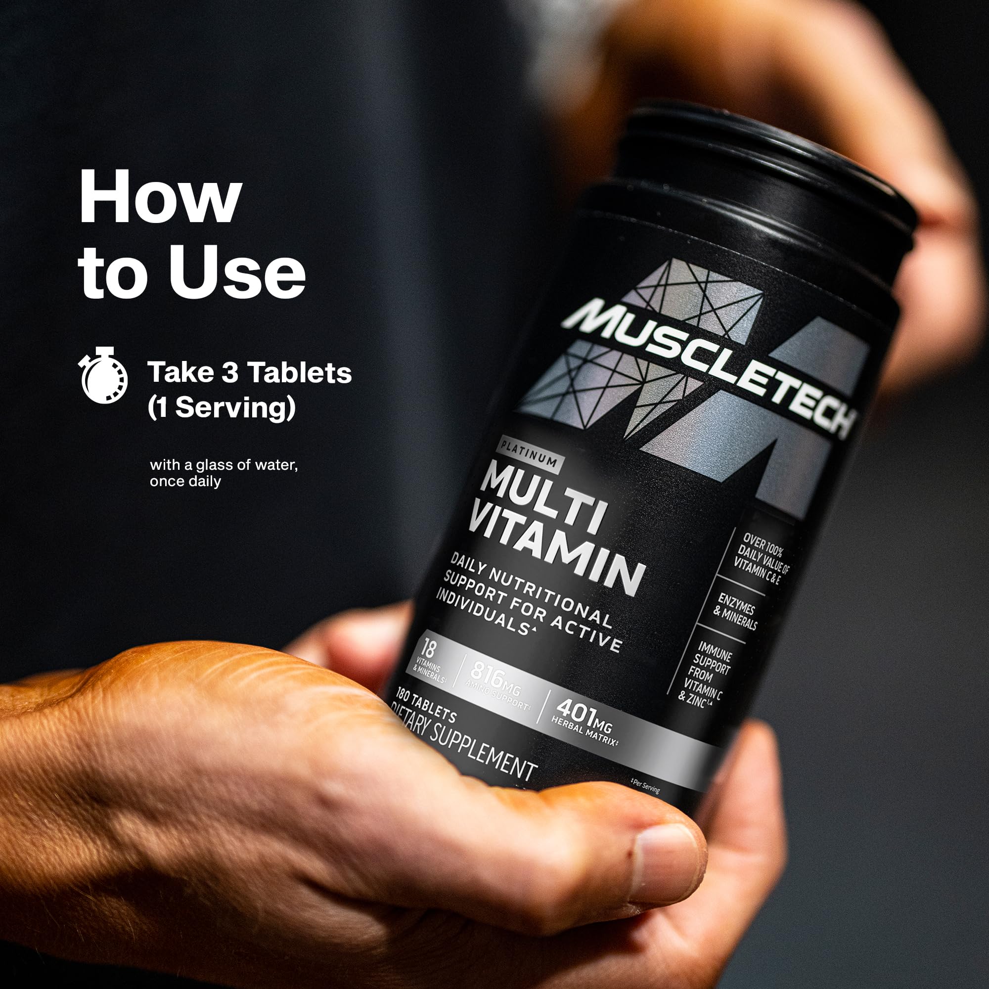 MuscleTech manos sosteniendo tres tabletas mostrando la dosis diaria recomendada