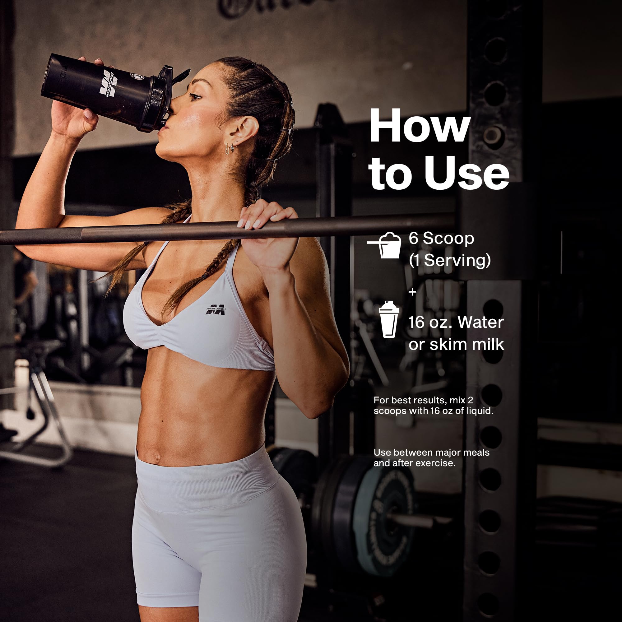 Cuchara dosificadora Muscletech junto a mano para comparar tamaño