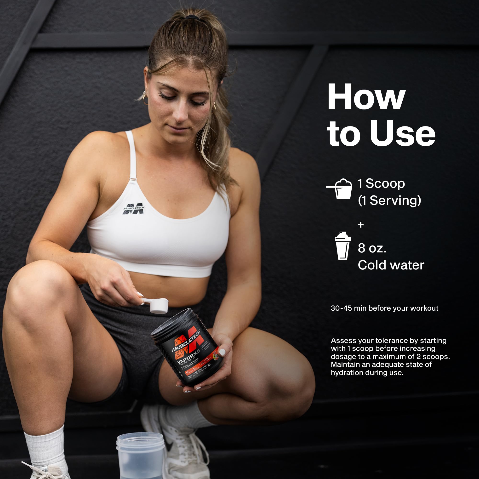MuscleTech envase junto a una botella para comparar tamaño y cantidad de servicios