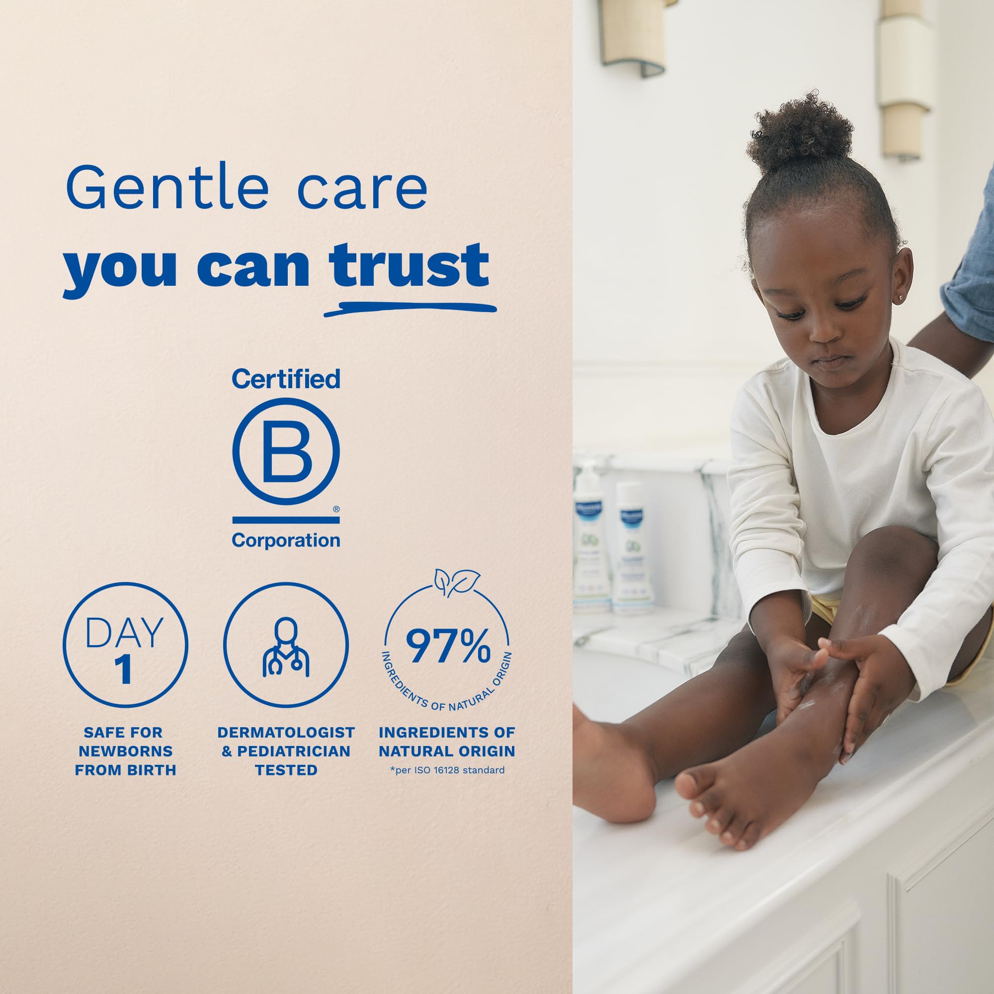 Mustela madre aplicando loción a bebé para piel calmada y nutrida