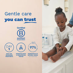 Mustela madre aplicando loción a bebé para piel calmada y nutrida