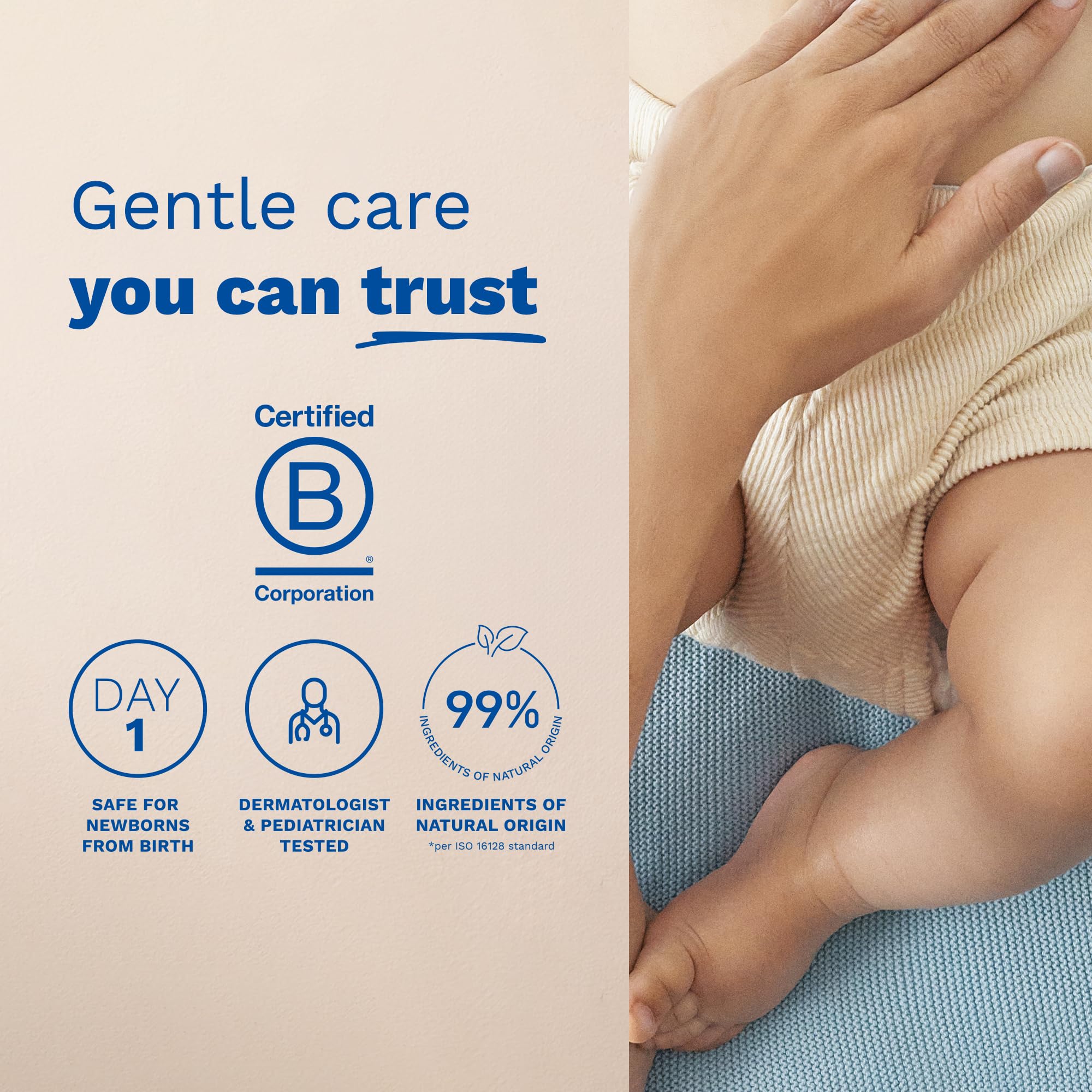 Mustela botella junto a un pañal para comparar tamaño práctico