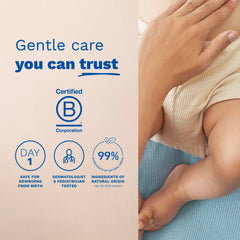 Mustela botella junto a un pañal para comparar tamaño práctico