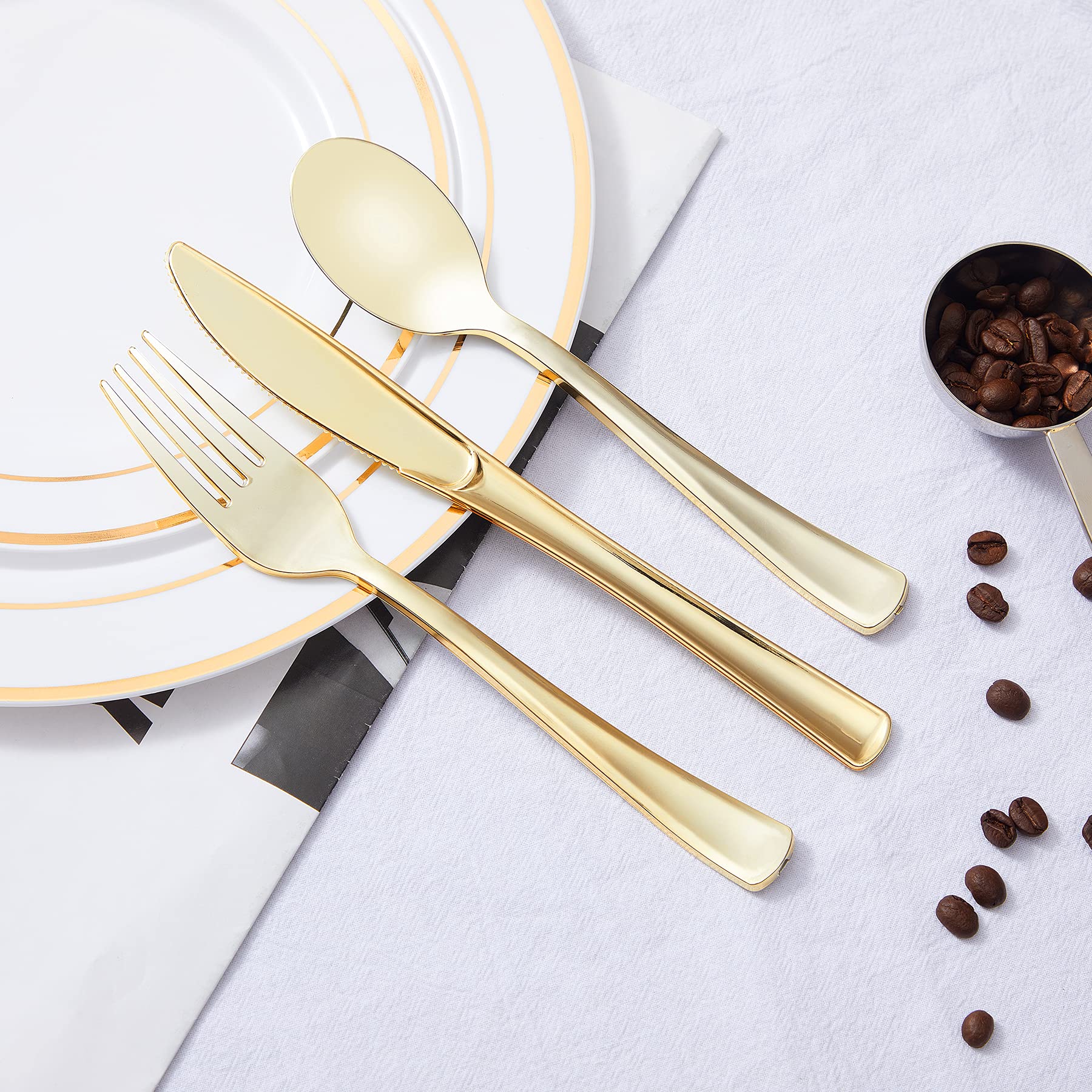 N9R tenedor mostrando grosor resistente y confianza al pinchar alimentos