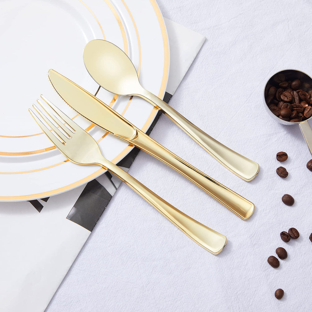 N9R tenedor mostrando grosor resistente y confianza al pinchar alimentos