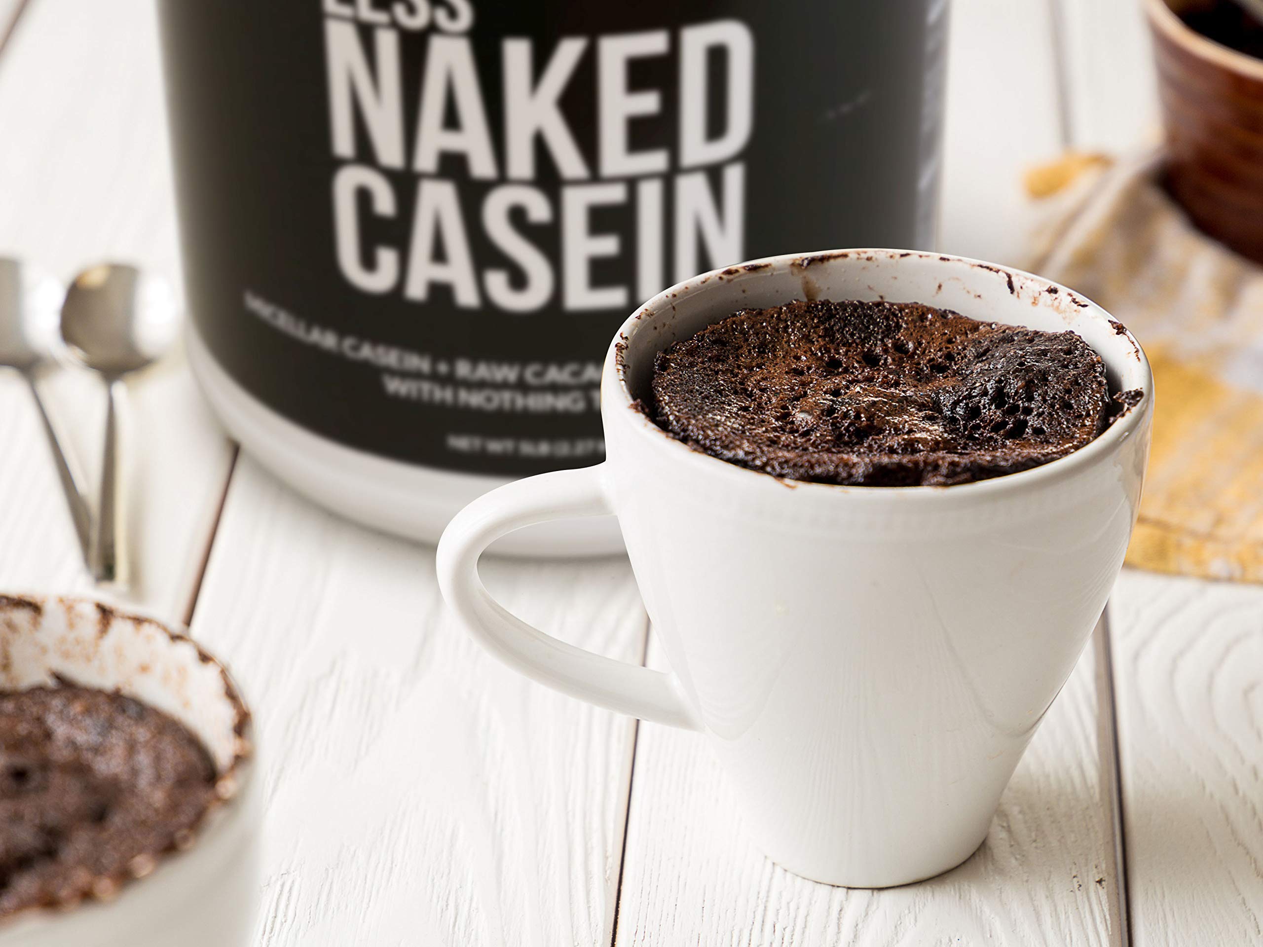 NAKED casein escena nocturna en mesita resaltando uso antes de dormir