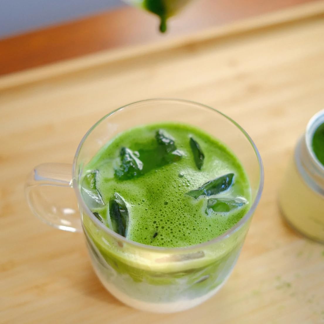 Nami Matcha en mesa de desayuno acompañando alimentos saludables y calma