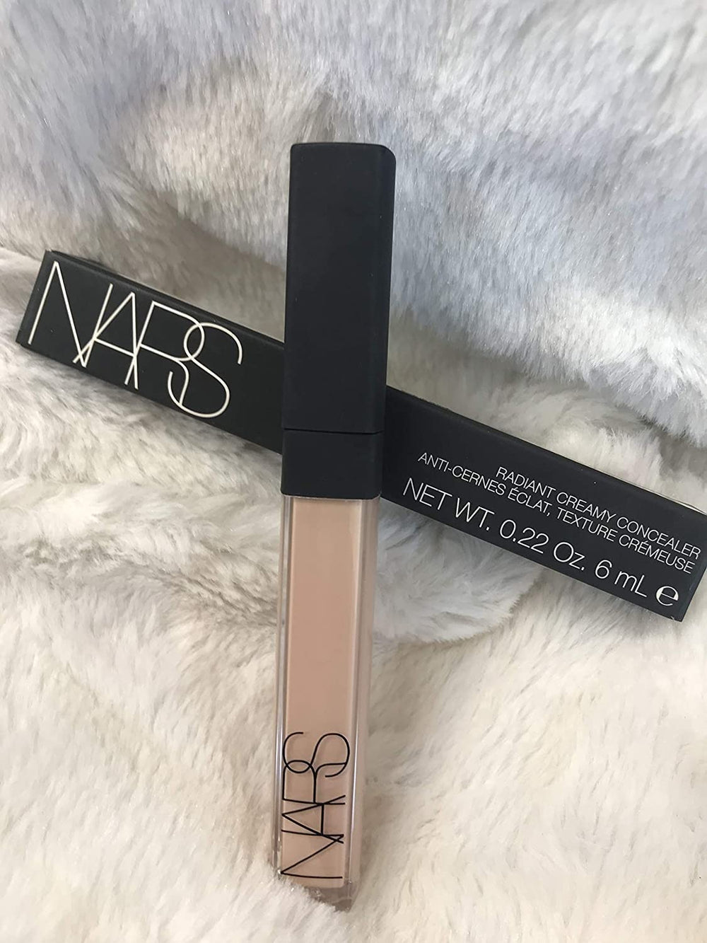 NARS corrector aplicado en el contorno de ojos para aspecto descansado