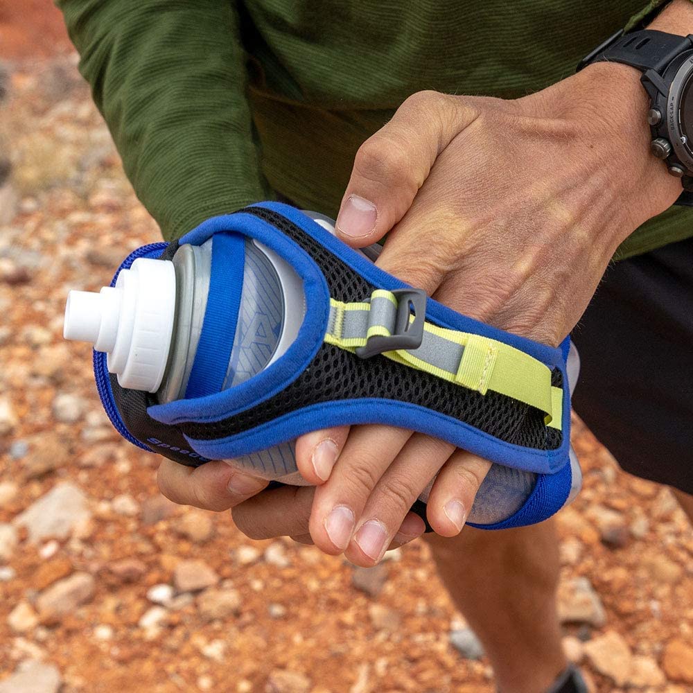 Runner using Nathan SpeedDraw Plus in hand demonstrating stable, bounce-free hydration