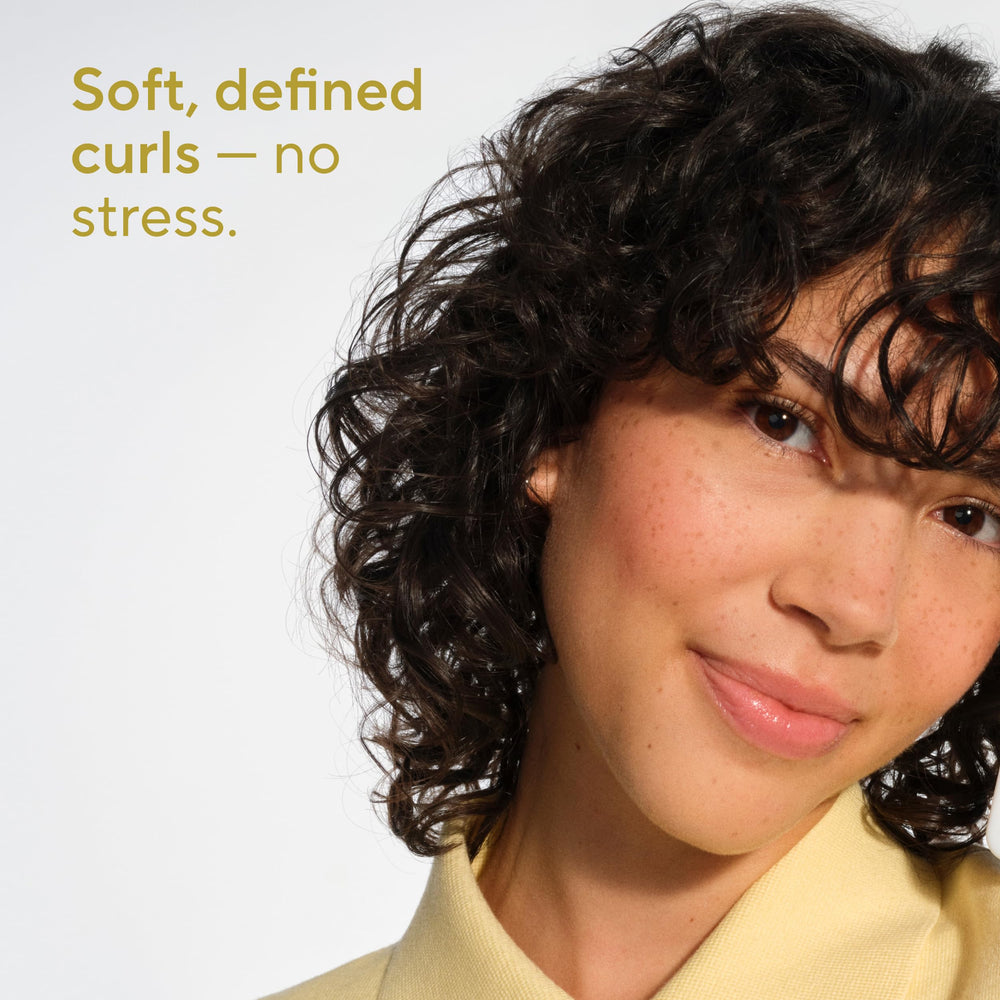 Acondicionador Native en mano aplicándose para desenredar y suavizar el cabello