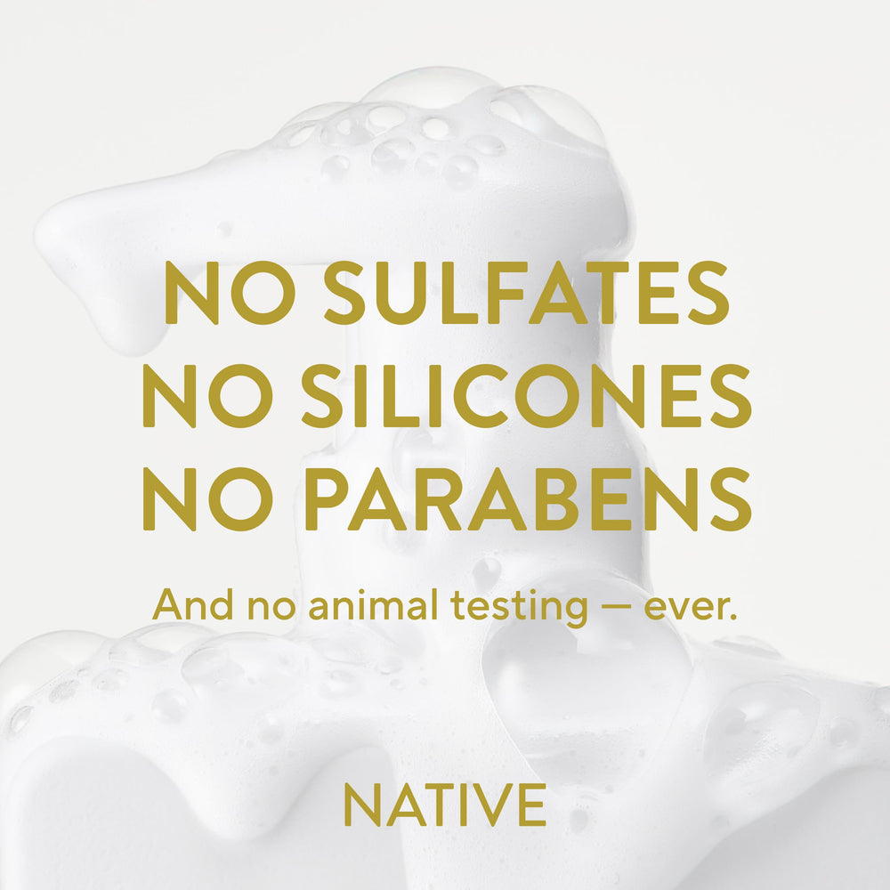 Ambiente de baño con productos Native evocando fragancia tropical reconfortante