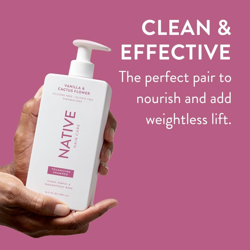 Native aplicación del champú en ducha evidenciando espuma suave y limpieza gentil