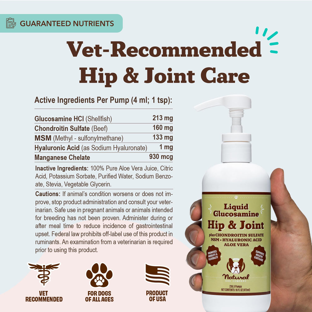 Natural Dog Company dueño dando suplemento líquido a perro con ventaja de aceptación