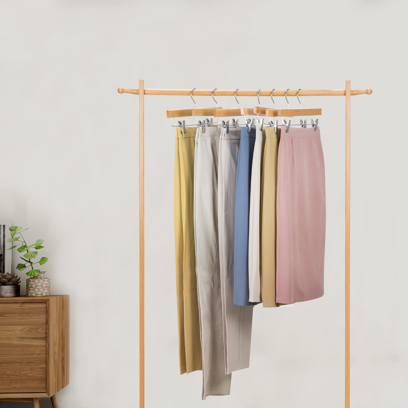 Nature Smile percha en uso sosteniendo un pantalón sin deslizamiento