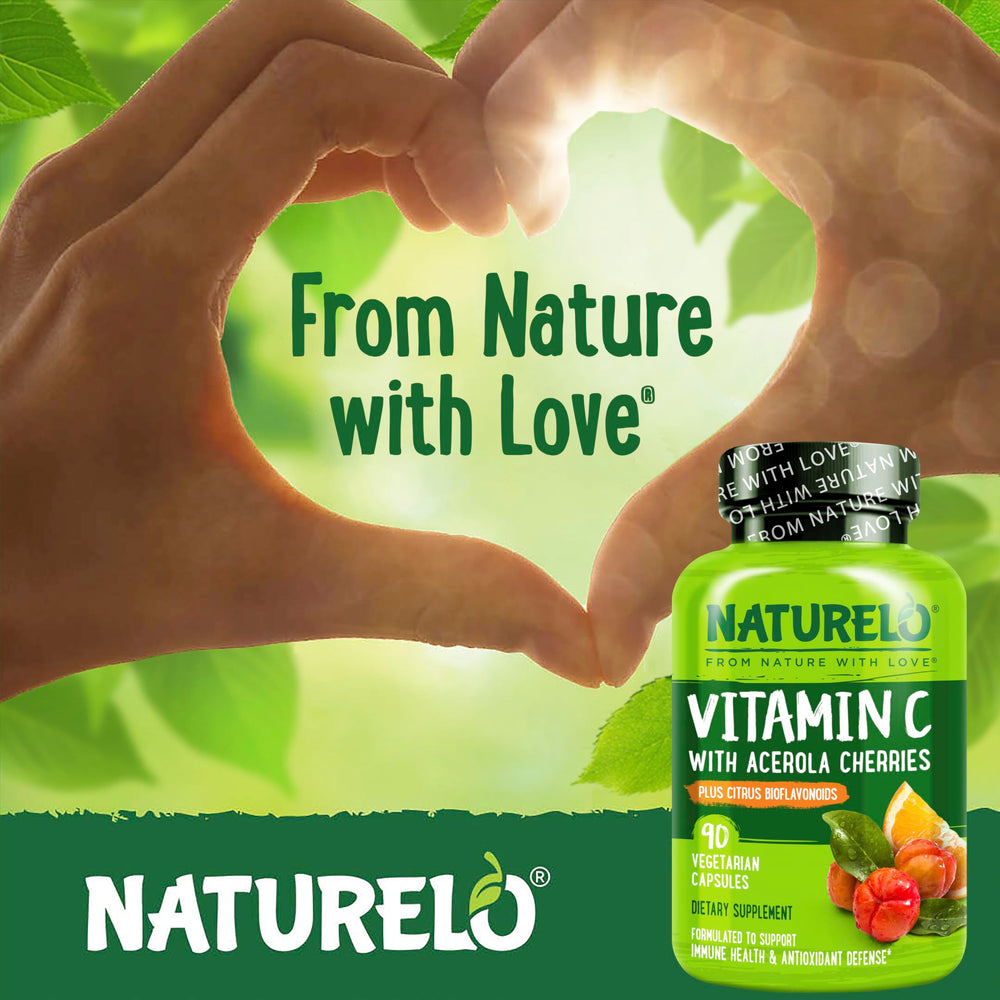 NATURELO cápsula en mano para comparar tamaño y facilidad