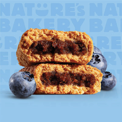 Nature's Bakery barra en mano para comparar tamaño — porción fácil de consumir sobre la marcha