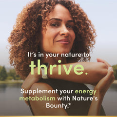 Nature's Bounty comprimido en mano para comparar tamaño y facilidad de ingesta
