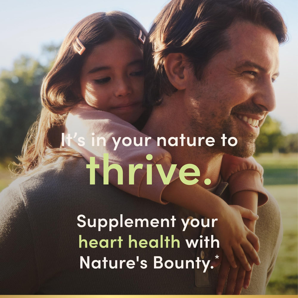 Tabletas en mano para comparar escala y comodidad de Nature's Bounty