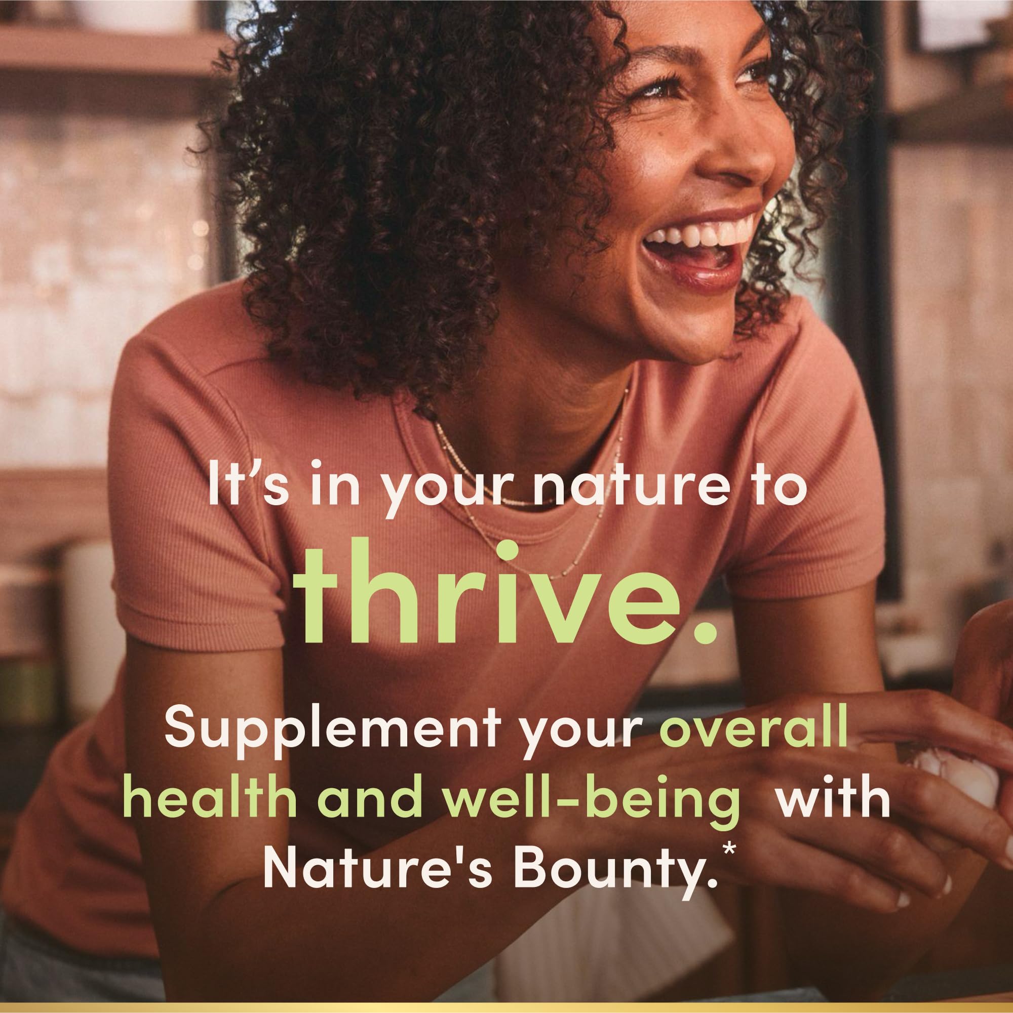 Nature's Bounty frasco en mano para comparar tamaño y cantidad práctica