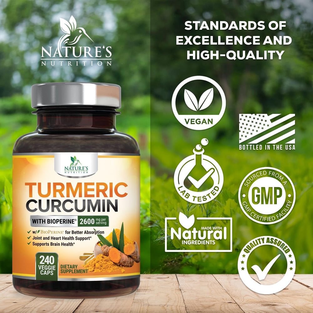 Nature's Nutrition una cápsula en la mano para comparar escala
