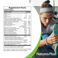 NaturesPlus cápsula en mano demostrando tamaño y conveniencia