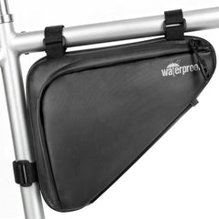 NDakter bolsa triangular frontal en cuadro mostrando ajuste seguro y estética