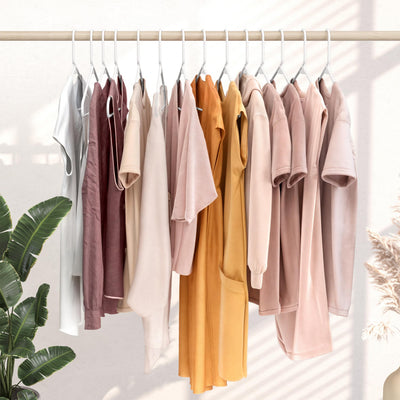 NEATERIZE perchas blancas en ambiente decorado aportando orden