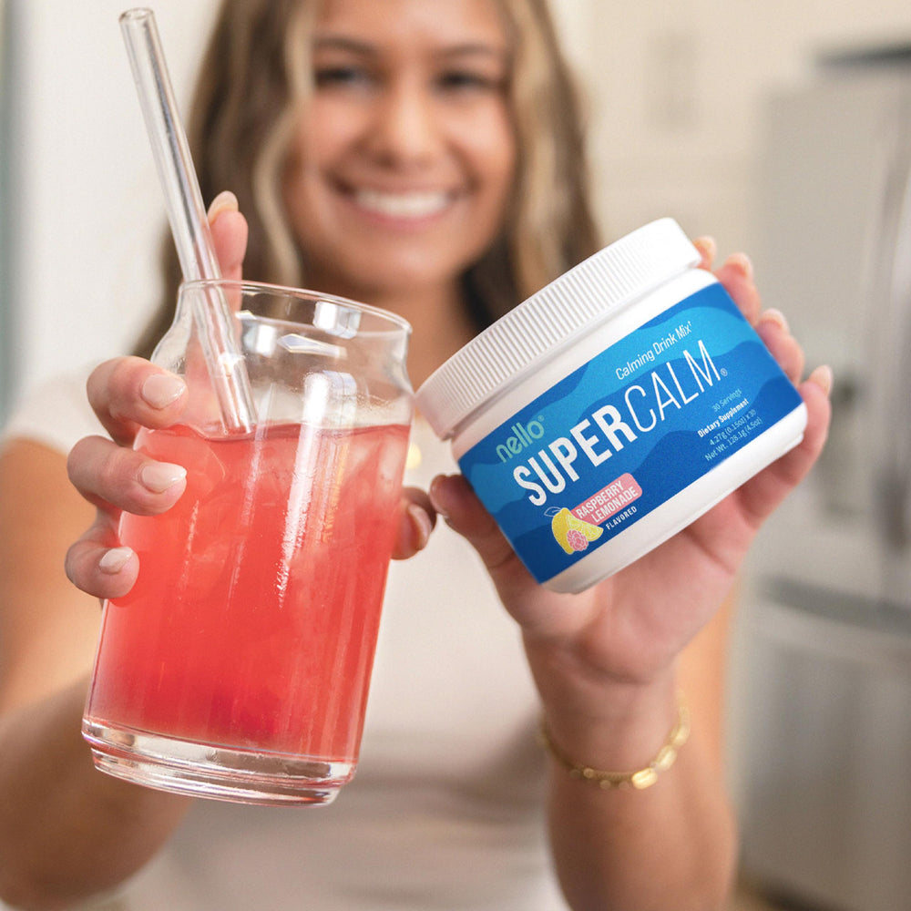 Nello vaso preparado raspberry lemonade listo para beber y refrescar