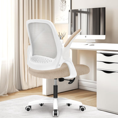 NEO CHAIR comparación de tamaño junto a mesa para referencia escala