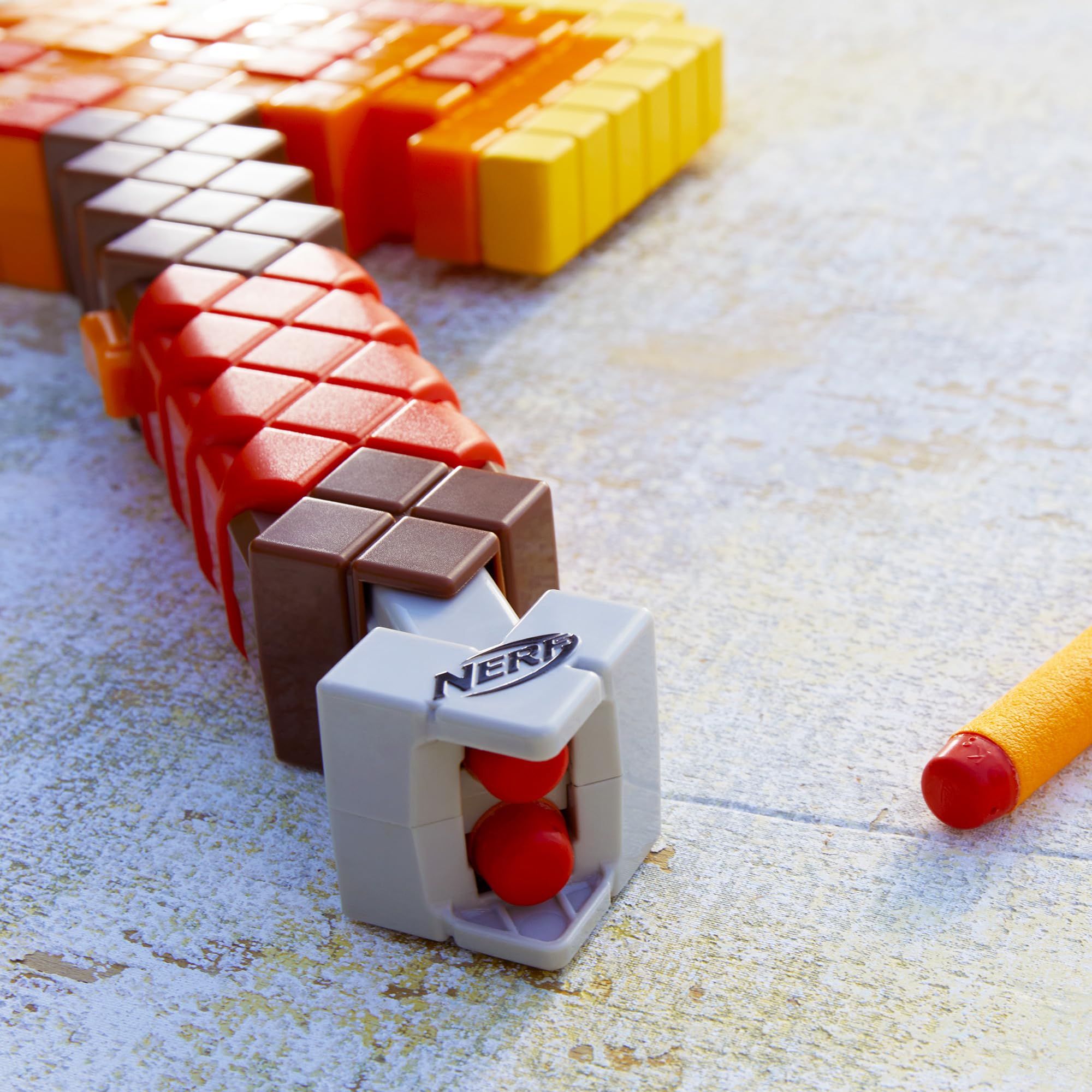 NERF Firebrand primer plano del mecanismo de primado fácil de usar
