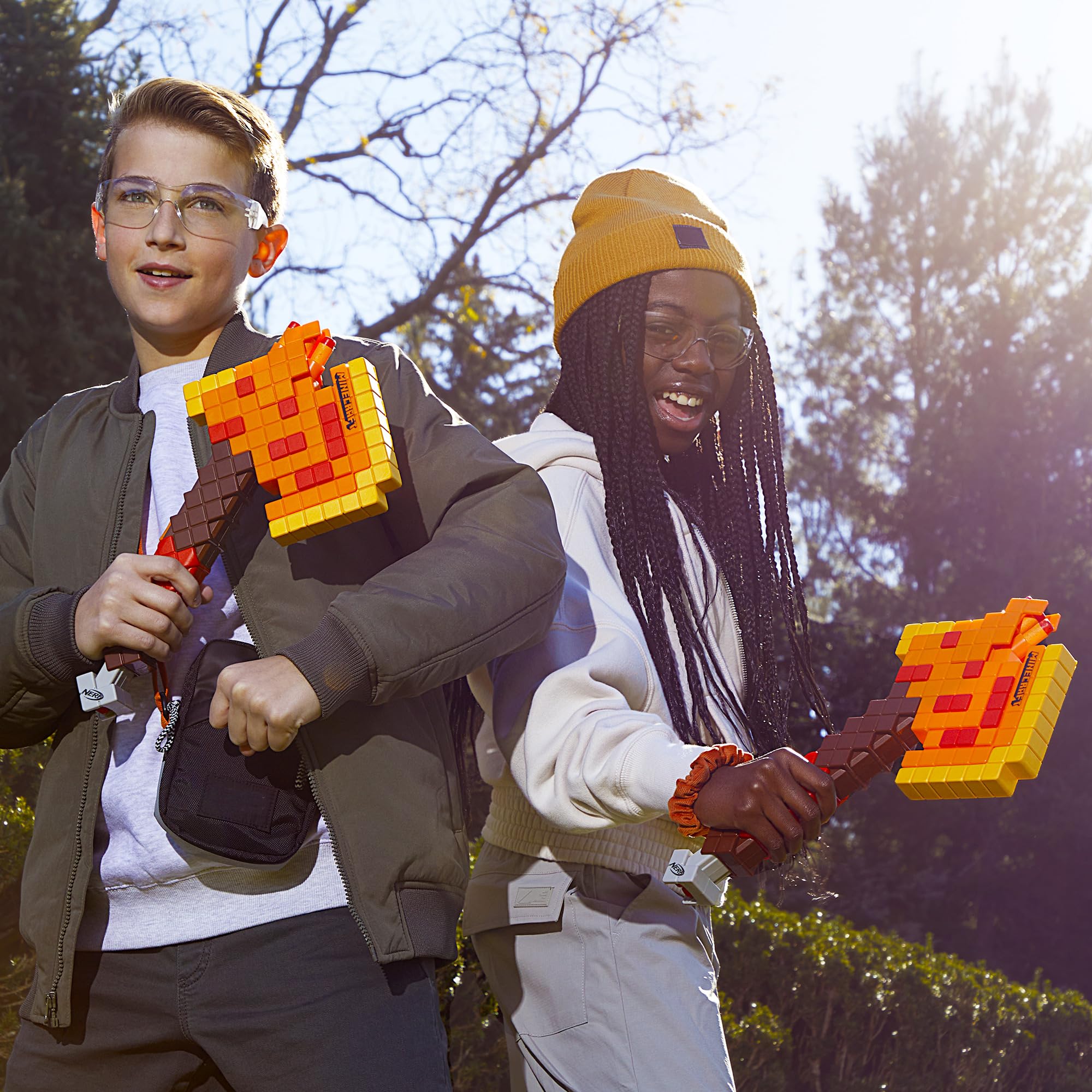 NERF Firebrand niño usando el hacha en jardín para juegos activos