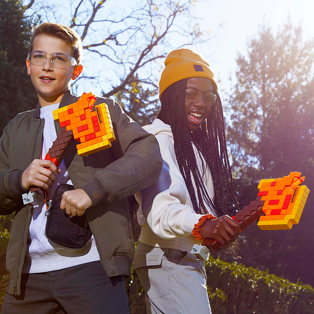 NERF Firebrand niño usando el hacha en jardín para juegos activos