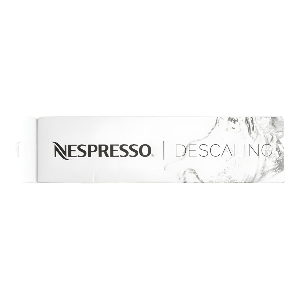 Detalle del polvo disuelto en agua Nespresso mostrando mezcla clara y lista para usar