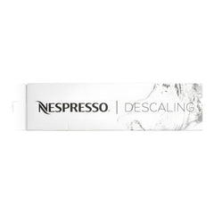 Detalle del polvo disuelto en agua Nespresso mostrando mezcla clara y lista para usar