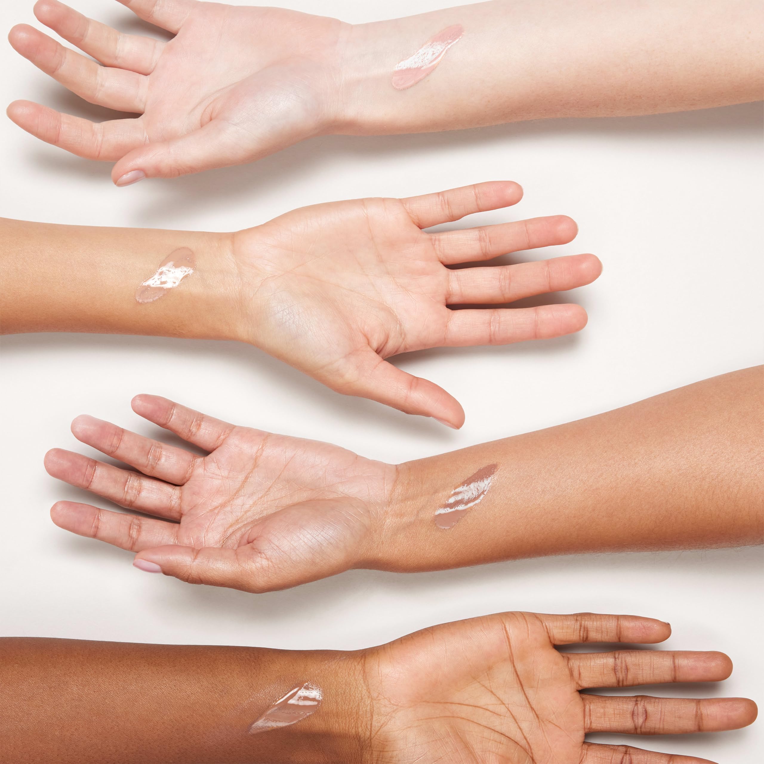 Neutrogena uso bajo maquillaje demostrando compatibilidad y acabado suave