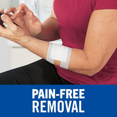 Nexcare rollo en mano demostrando tamaño práctico y fácil manejo