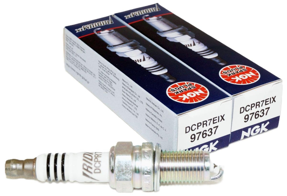 NGK bujía frontal en empaque mostrando la marca y beneficios