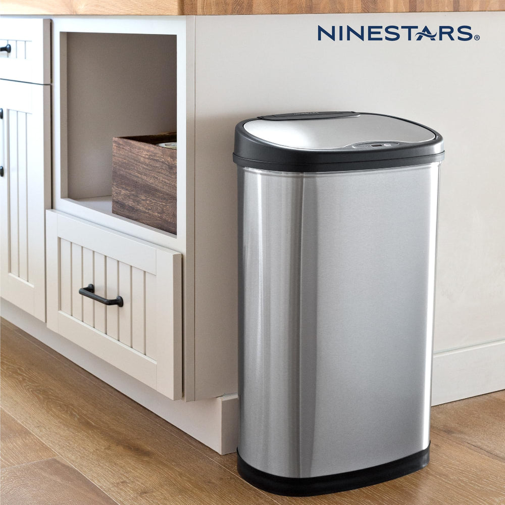 Ninestars en uso en cocina con apertura sin contacto para manos ocupadas