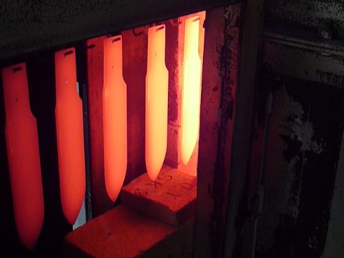 Nisaku mango de madera con marcas y etiqueta mostrando calidad japonesa