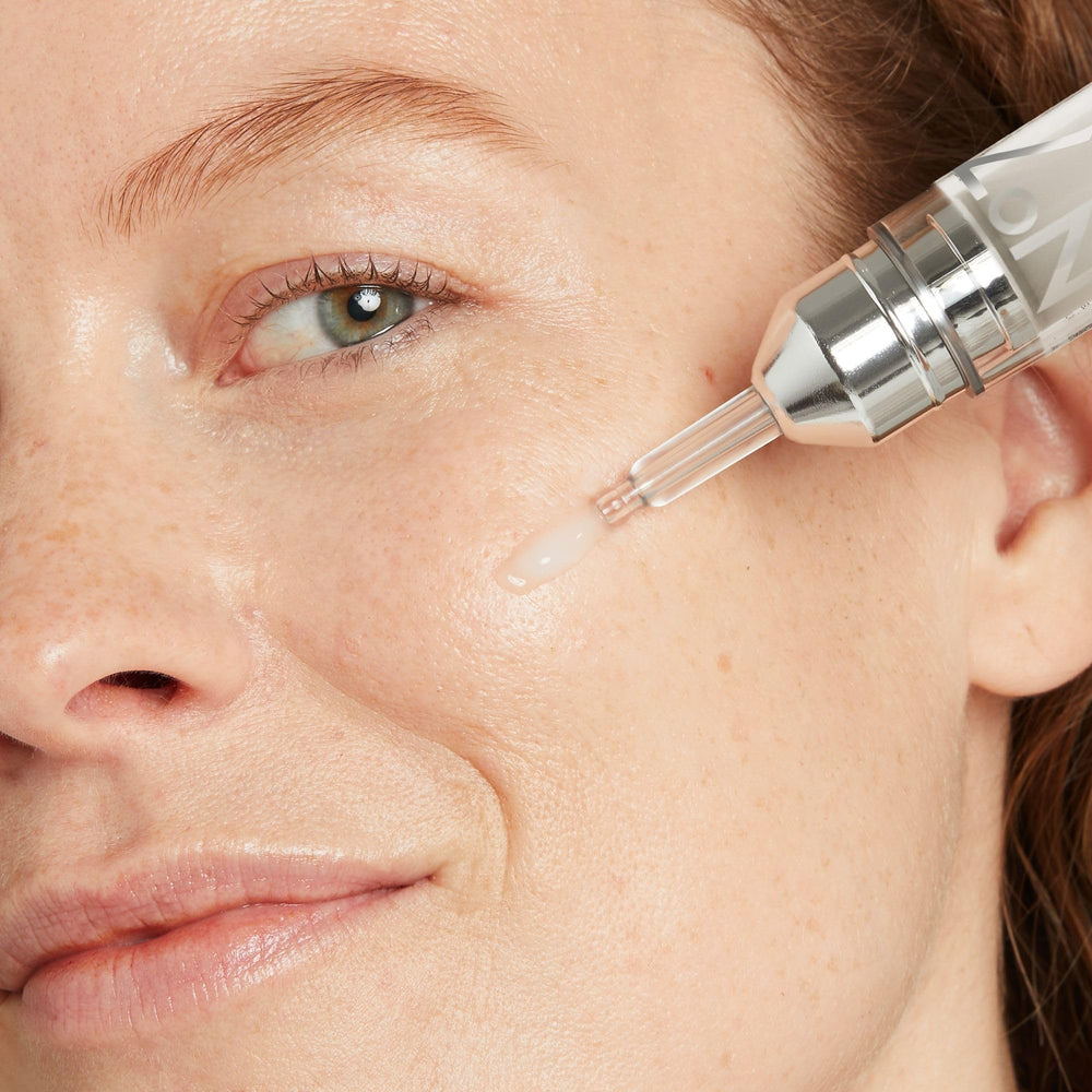 No7 aplicación del sérum en rostro para mejorar líneas y relleno