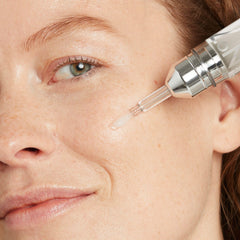 No7 aplicación del sérum en rostro para mejorar líneas y relleno