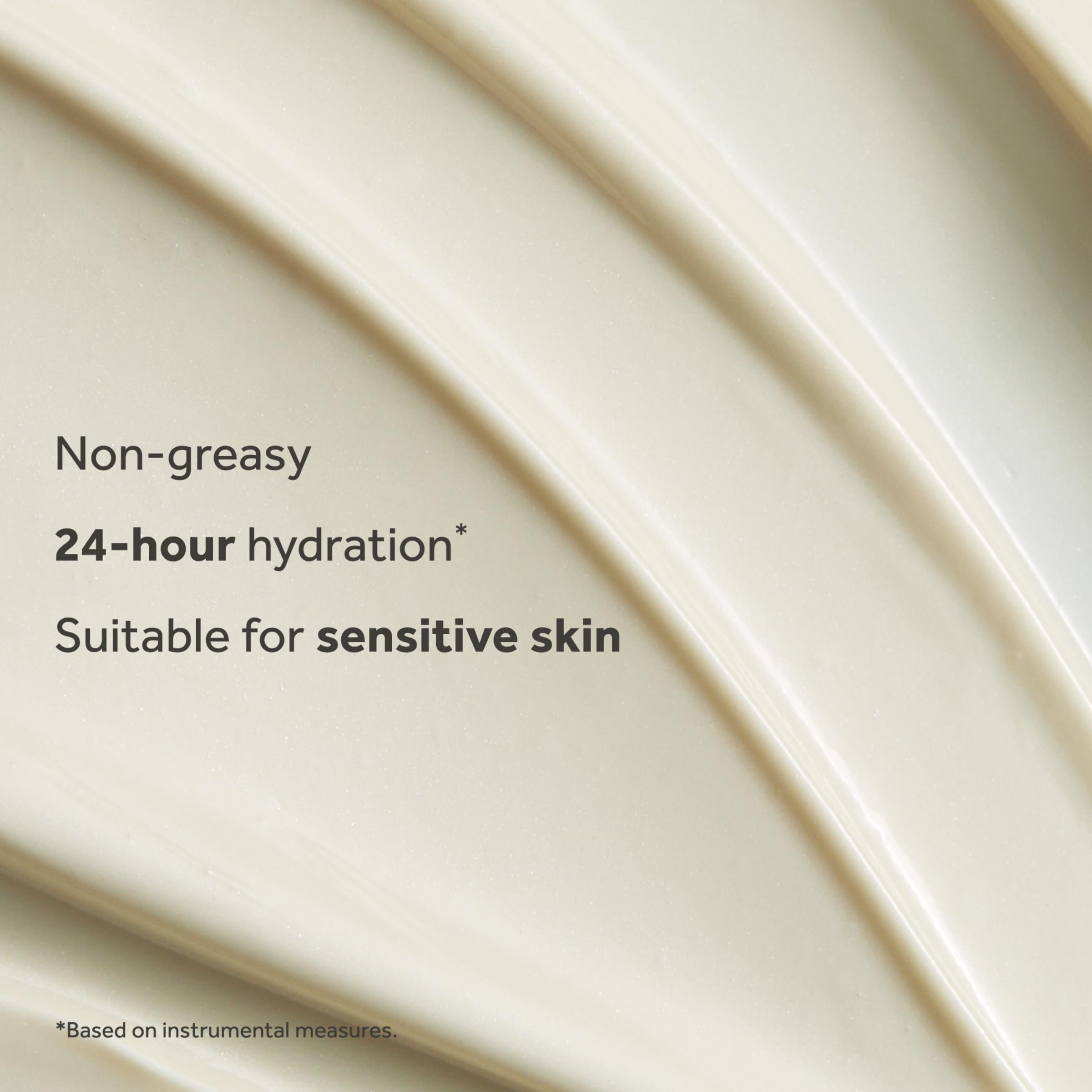 No7 crema aplicación en rostro, facilita hidratación y preparación del maquillaje