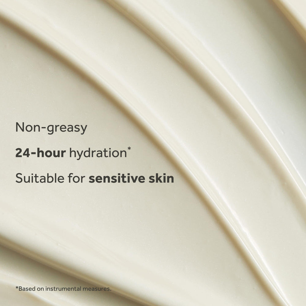 No7 crema aplicación en rostro, facilita hidratación y preparación del maquillaje