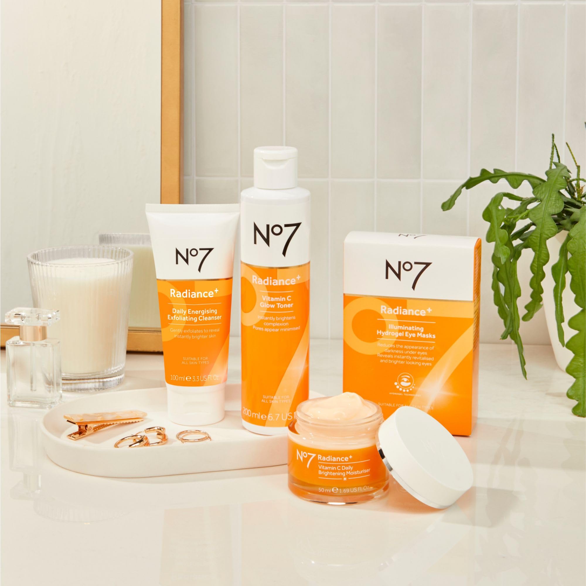 No7 producto en estilo de vida iluminando piel en escena cotidiana