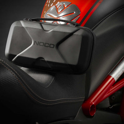 NOCO funda junto a otros objetos para mostrar tamaño y escala