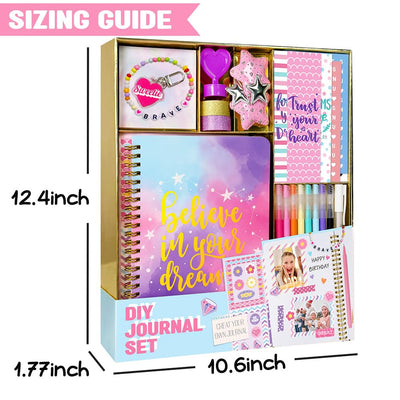 Nollh manos de niña usando el kit creando un scrapbook