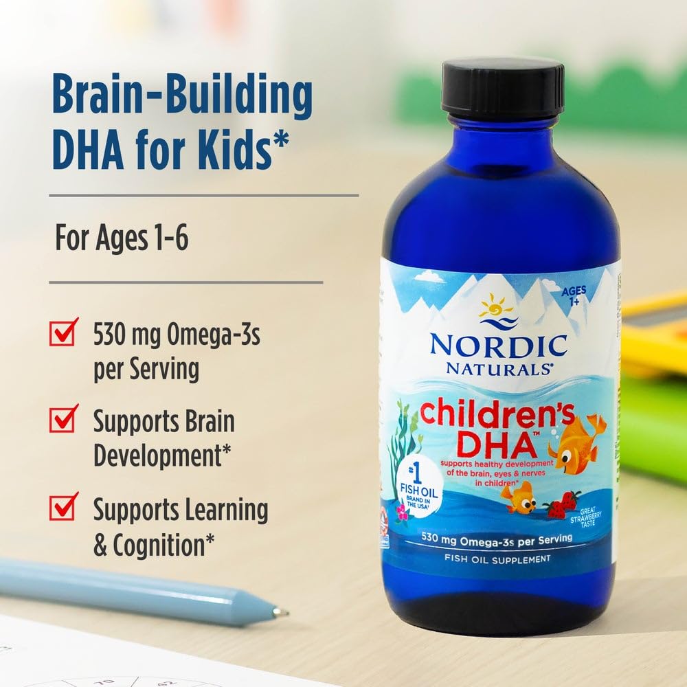 Nordic Naturals niño tomando aceite con cucharita, administración fácil y aceptada