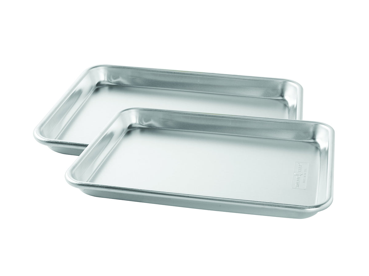 Nordic Ware bandeja frontal mostrando tamaño compacto y durabilidad