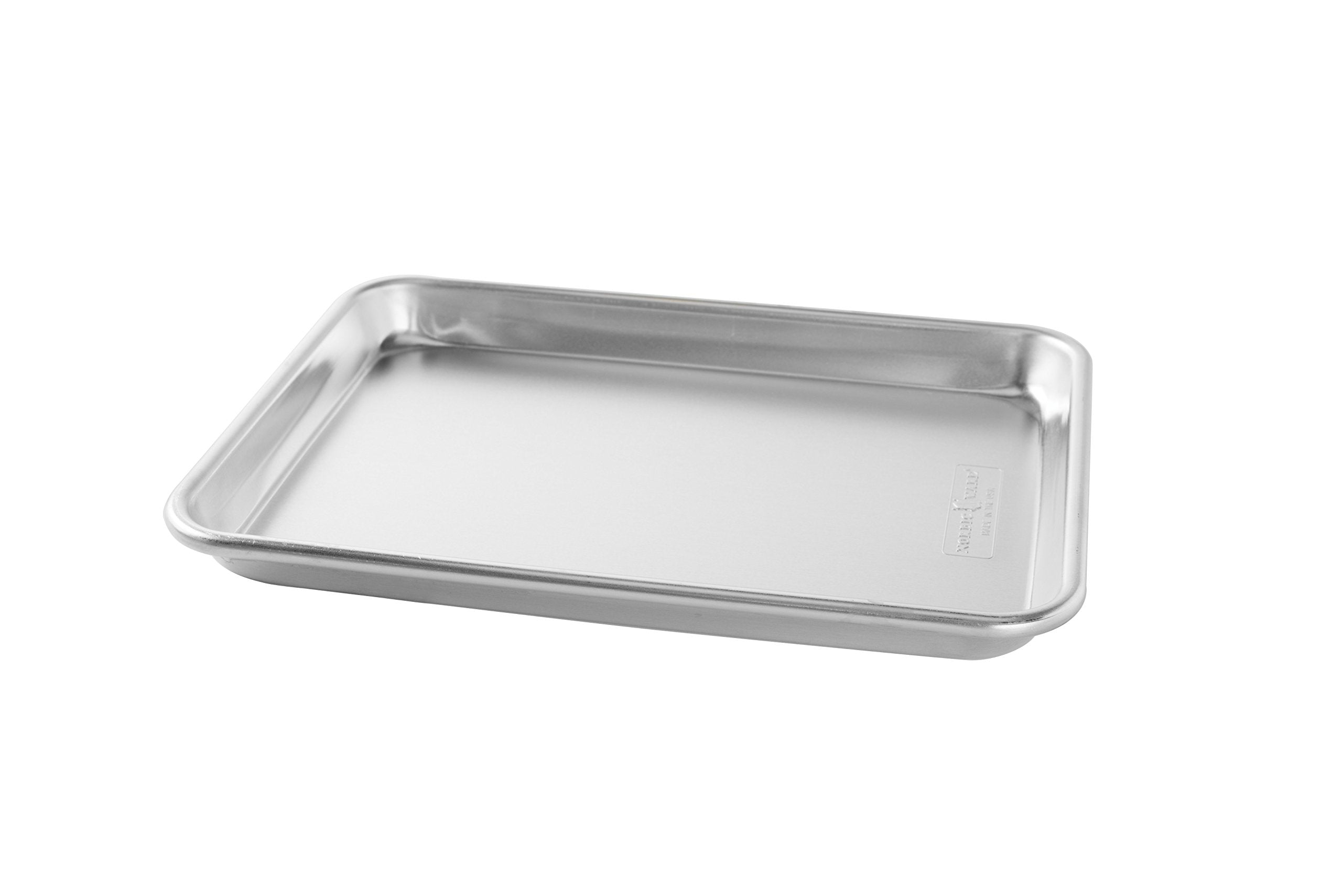 Nordic Ware bandeja almacenada en estantería para organización de cocina