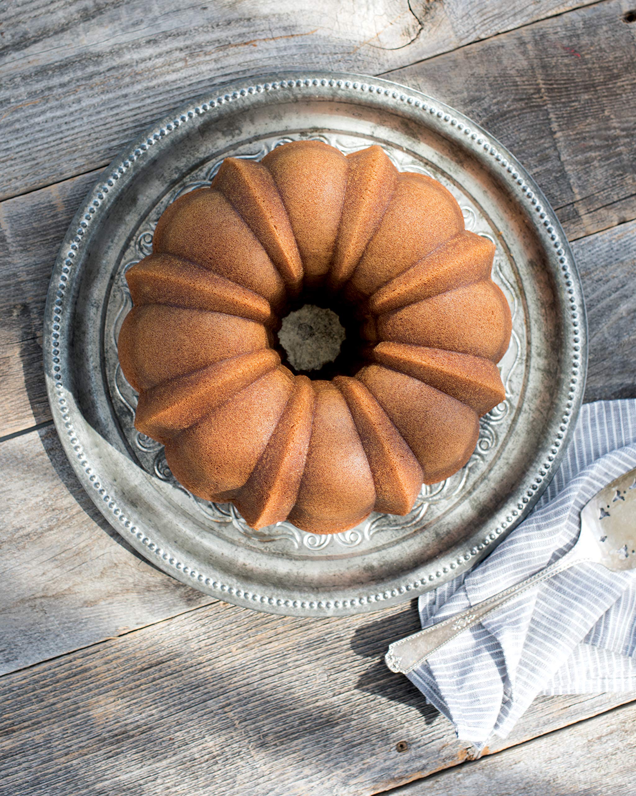 Nordic Ware molde en uso con pastel bundt listo, dorado uniforme y presentación